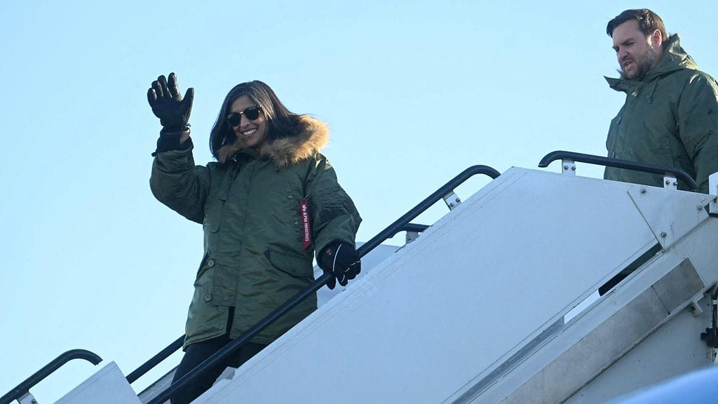 LK 28.3.2025 Yhdysvaltain varapresidentti J. D. Vance ja hänen puolisonsa Usha Vance saapuvat Yhdysvaltain armeijan Pituffikin avaruusasemalle Grönlannissa 28. maaliskuuta 2025.