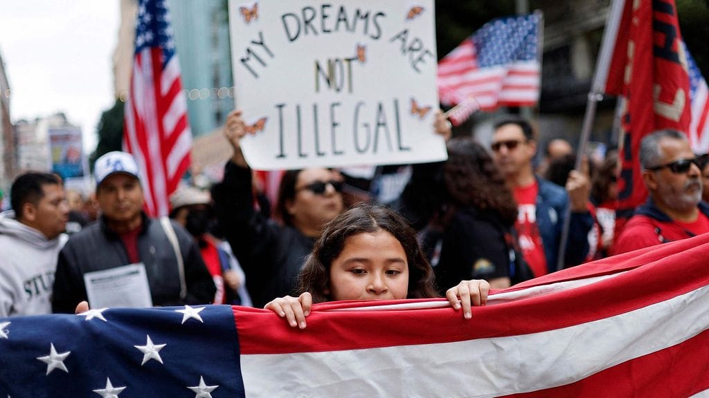 Vetoomustuomioistuin on asettunut tukemaan Trumpin hallinnon menettelyä, jossa suuri osa maasta karkotettavista otetaan säilöön ilman mahdollisuutta vapautua takuita vastaan.