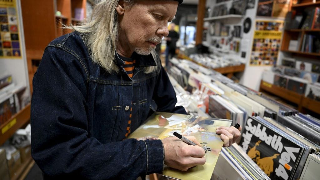 J. Karjalainen uusi levy suomalaista muotoiluu