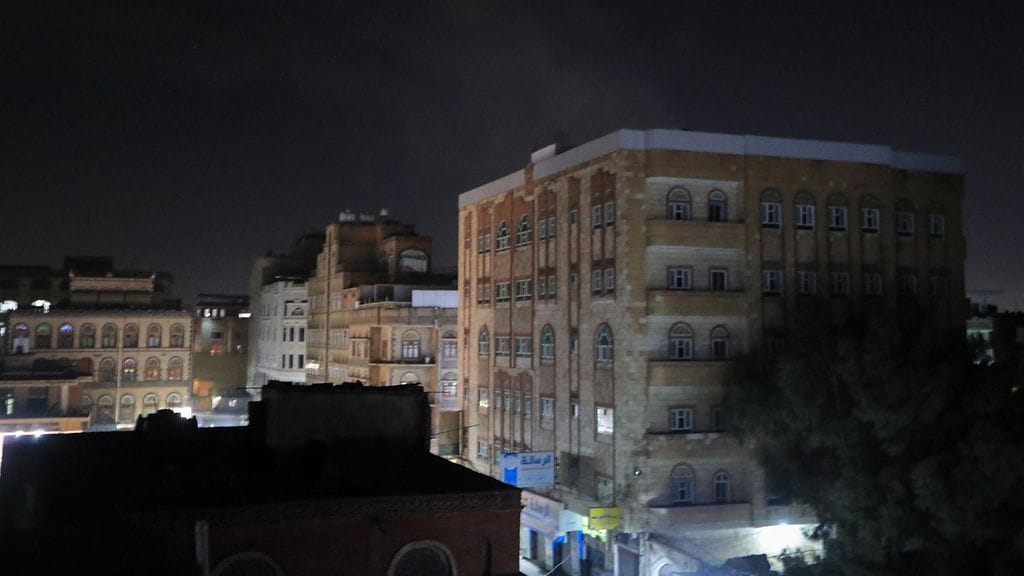 Kuvassa Jemenin huthien hallussa oleva pääkaupunki Sanaa perjantaina aamulla.