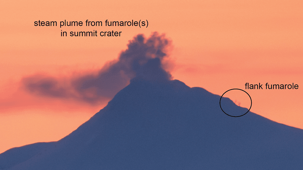 Mount Spurrin huipulta nousee sankka savupatsas.