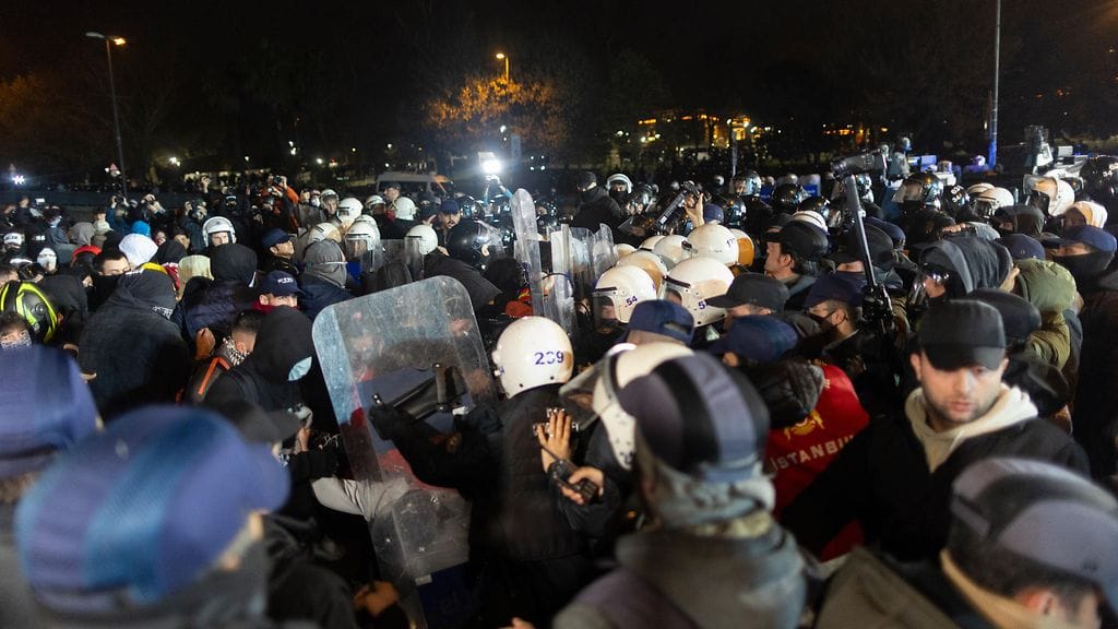 Turkissa järjestetyissä mielenosoituksissa on vastustettu Istanbulin pormestarin Ekrem Imamoglun kiinniottoa ja vangitsemista. Kuva Istanbulista.