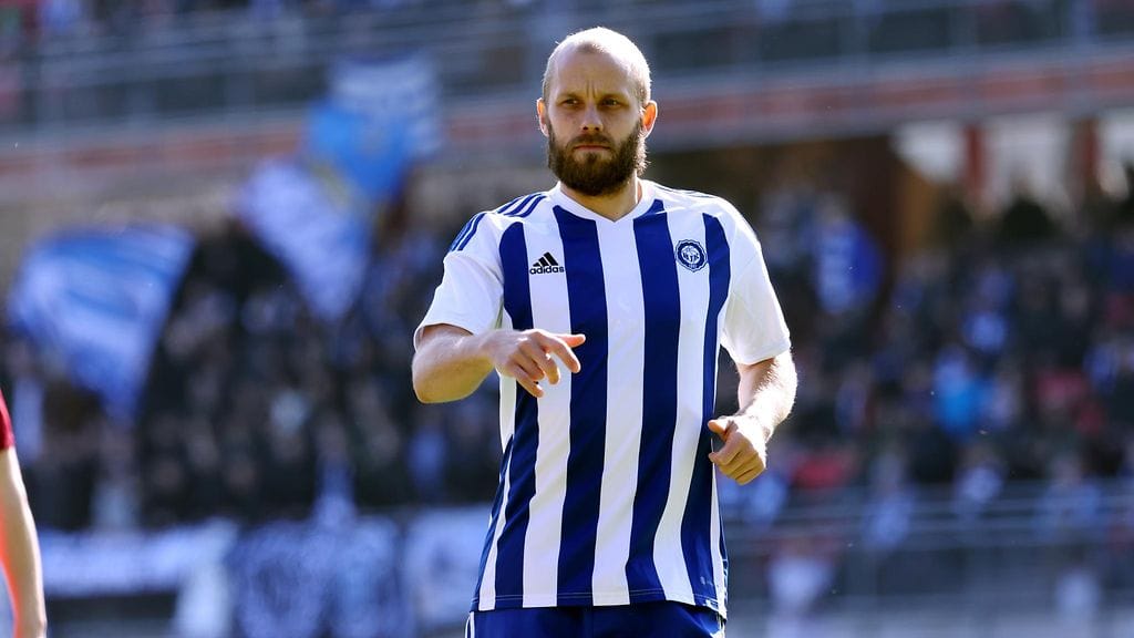 Teemu Pukki pohtii, että HJK:lla on tiukka viikko edessä.