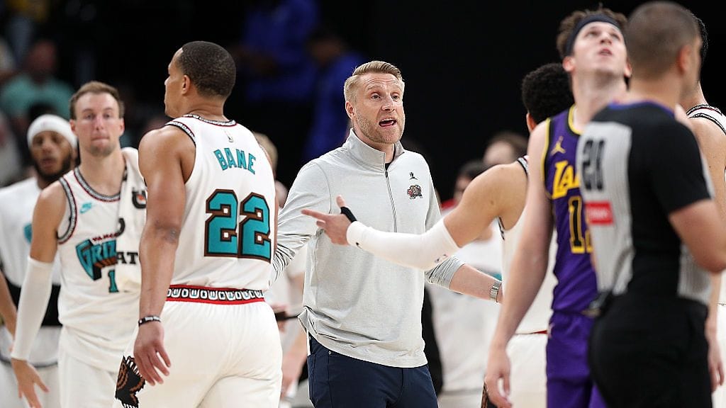 Päävalmentajaksi nimetty Tuomas Iisalo kohtasi ensimmäisessä ottelussaan Los Angeles Lakersin.