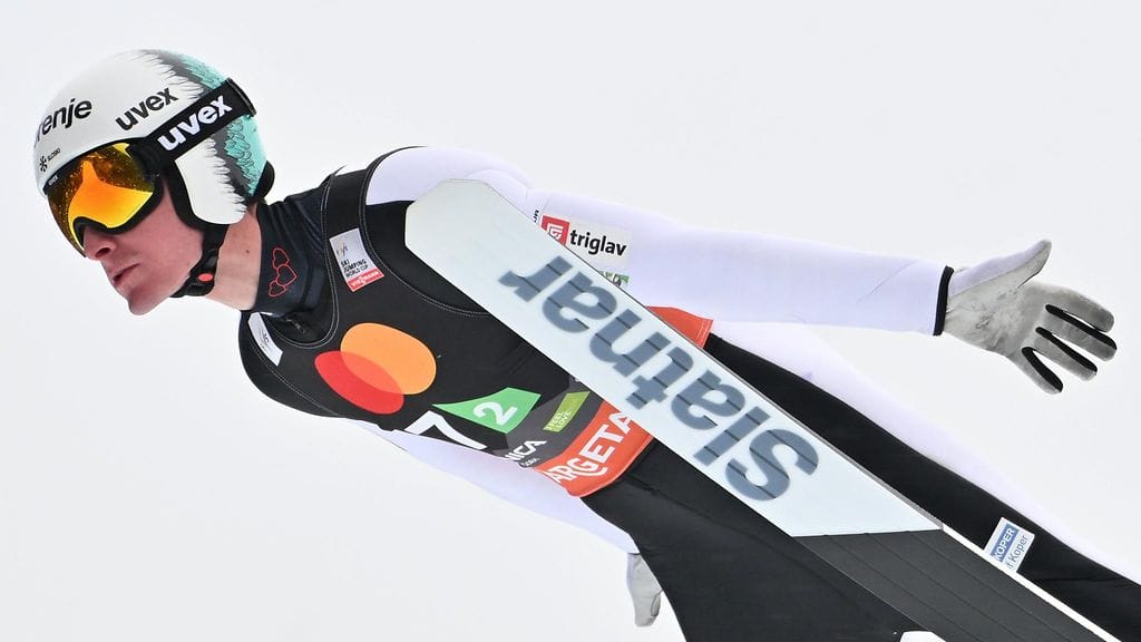 Slovenian Domen Prevc liiteli kotiyleisön edessä uuteen maailmanennätykseen.