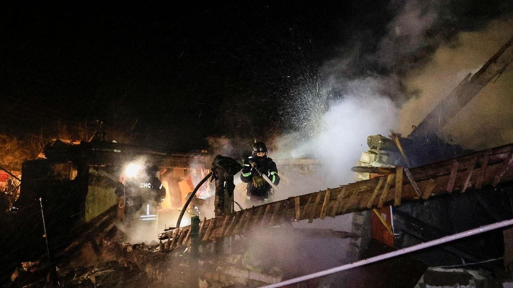 Ukrainalaiset pelastustyöntekijät työskentelevät asuinalueelle iskeneen lennoki-iskun tapahtumapaikalla Harkovassa, Ukrainassa, myöhään 29. maaliskuuta 2025.