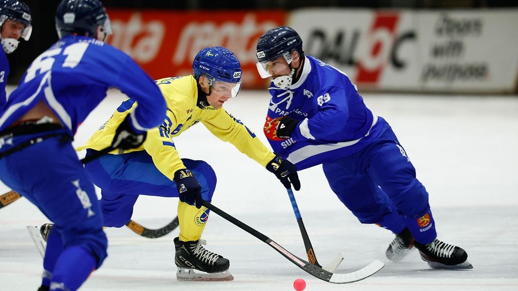 Suomi taipui jääpallon MM-loppuottelussa Ruotsille.