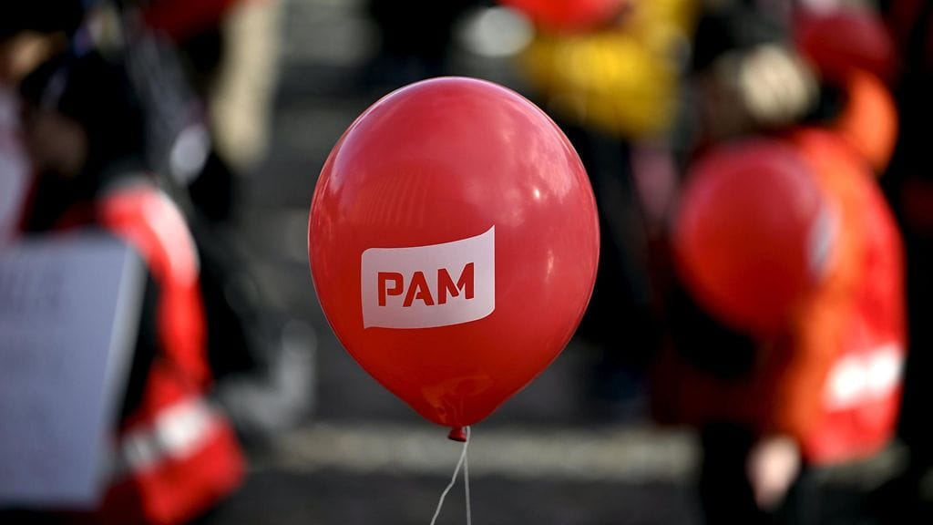 Kuvituskuva. Ei julmia leikkauksia -mielenosoitus Eduskuntatalon edessä Helsingissä 12. lokakuuta 2023.