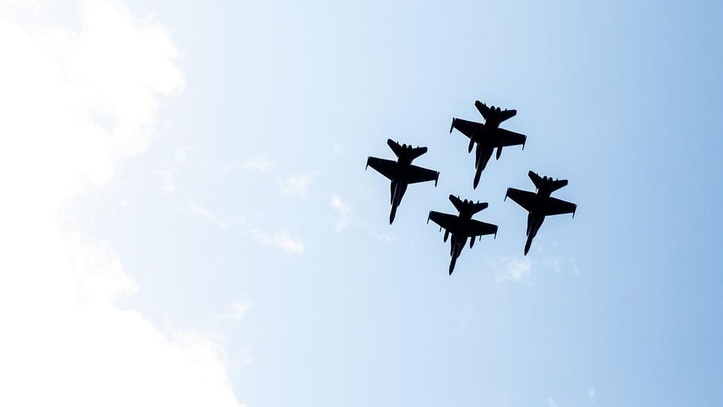Karjalan lennoston Hornet-hävittäjien ylilento Puolustusvoimain lippujuhlan päivän valtakunnallisessa paraatissa Jyväskylässä 4. kesäkuuta 2023.