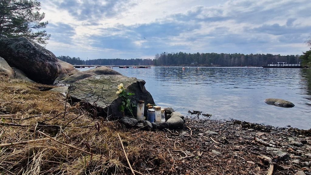 Tältä paikalta sivullinen henkilö löysi kaikki tammikuun alussa kadonneen perheenisän vaatteet. Omaiset ovat tuoneet rannalle kynttilöitä Nikon muistoksi.