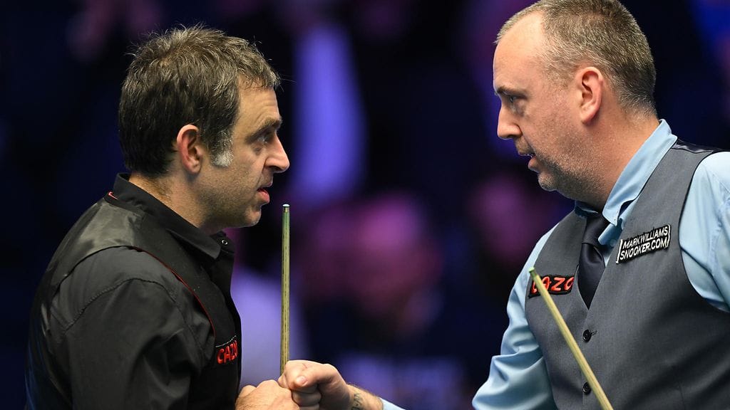 Ronnie O'Sullivan ja Mark Williams tervehtivät toisiaan Masters-turnauksessa tammikuussa 2023.