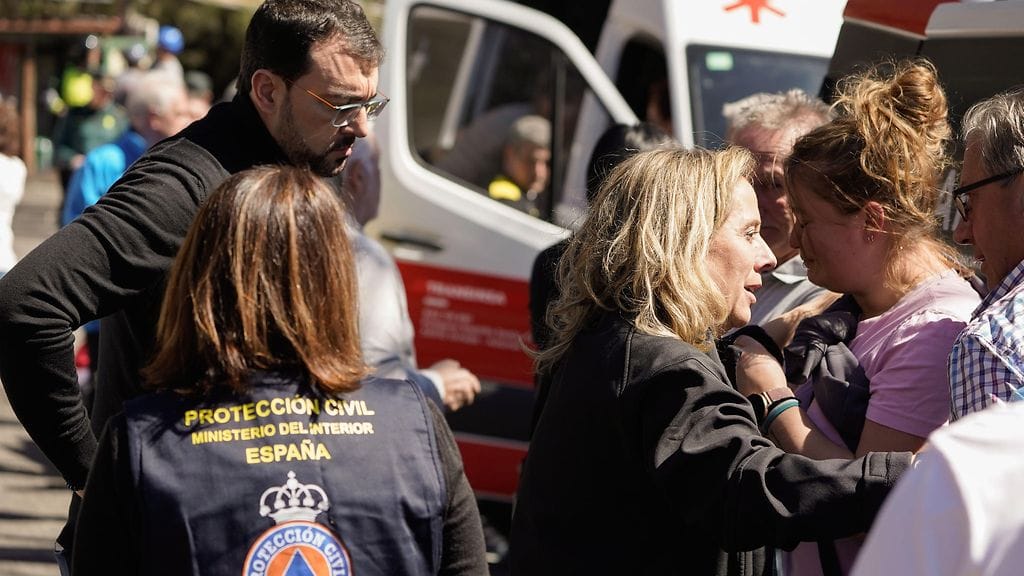 Asturian alueen johtaja Adrian Barbon (vas.) keskustelee Cerredon kaivoksen räjähdyksessä loukkaantuneiden ja kuolleiden omaisten kanssa Deganassa 31. maaliskuuta 2025