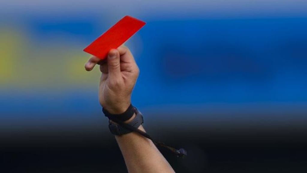 Punainen kortti oli heilahtamassa, kun erotuomari ryhtyikin puolustamaan itseään.