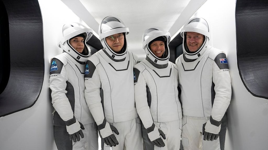 Fram 2 -lennon miehistö. Jannicke Mikkelsen on kuvassa kolmas vasemmalta. Muut kuvassa ovat vasemmalta lukien Rabea Rogge, Chun Wang ja Eric Philips. Kuva SpaceX.