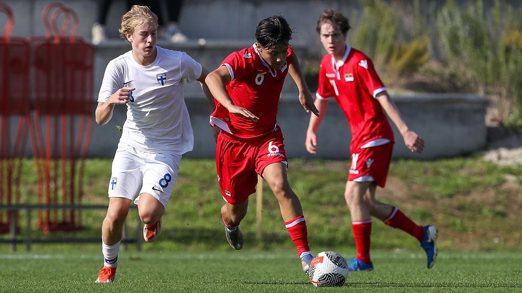 Otto Tiitinen (vas.) alle 17-vuotiaiden EM-karsinnassa viime marraskuussa.