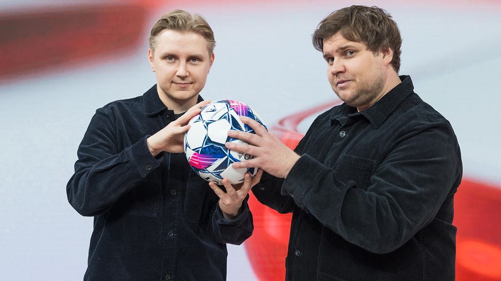MTV Urheilun Anssi Shemeikka (vas.) ja Timo Innanen puivat Suomi-futiksen kuumia puheenaiheita Futisprofeetat-uutuusohjelmassa.