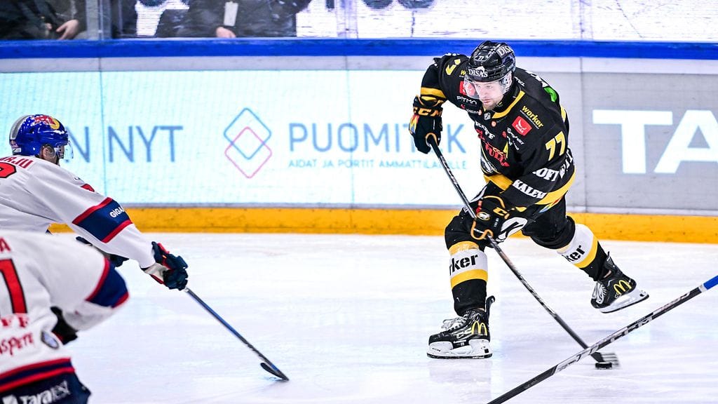 Kärpät kiitteli seurasta lähteviä pelaajia. Näiden joukossa ei näkynyt Teemu Turusen (kuvassa oikealla) nimeä.