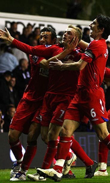 Sebastian Larsson juhlii joukkuetovereineen maalia. Kuva: Mike Hewitt/GETTY.