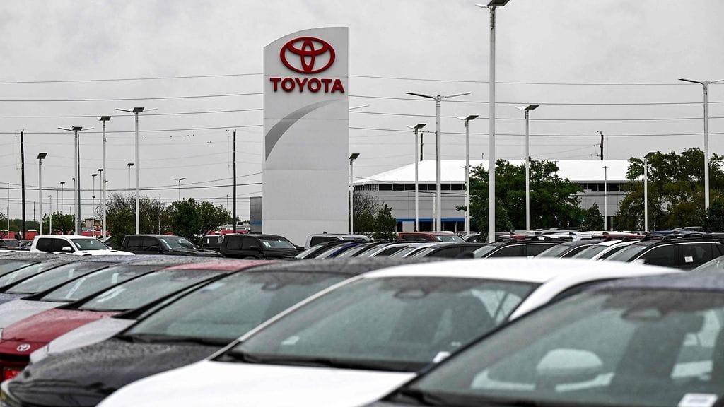 Kuvituskuva. Autoja Toyota-jälleenmyyjän pihassa Houstonissa.