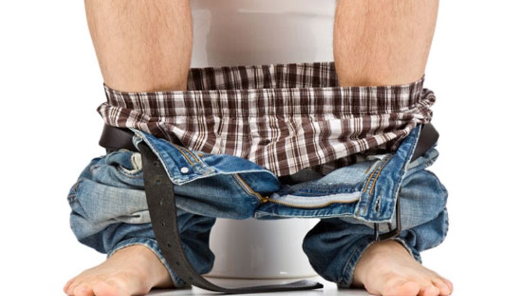 Miehen yöllinen wc-käyttäytyminen sai alakerran rouvan hermostumaan.