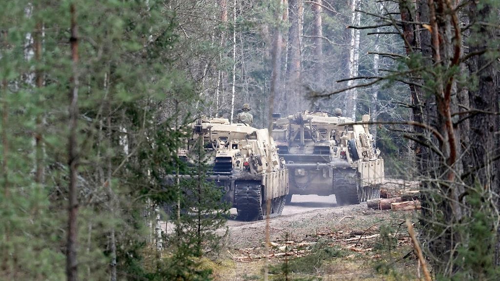 Kuvassa Yhdysvaltain armeijan sotilasajoneuvoja Pabradessa Liettuassa tänään tiistaina.