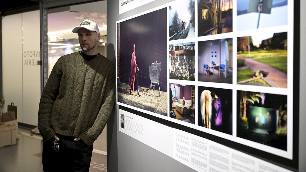 Kuvassa vuoden 2024 kuvajournalistiksi jo kolmatta kertaa peräkkäin valittu valokuvaaja Mikko Suutarinen.