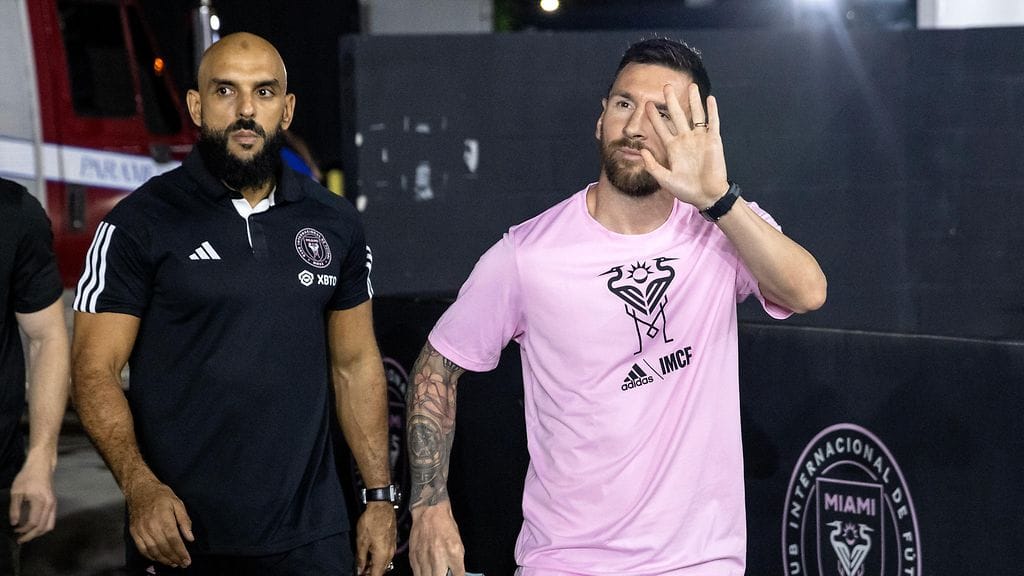 Kun Lionel Messi liikkuu, Yassine Cheuko (vas.) monitoroi ympäristöä mahdollisten uhkien varalta.