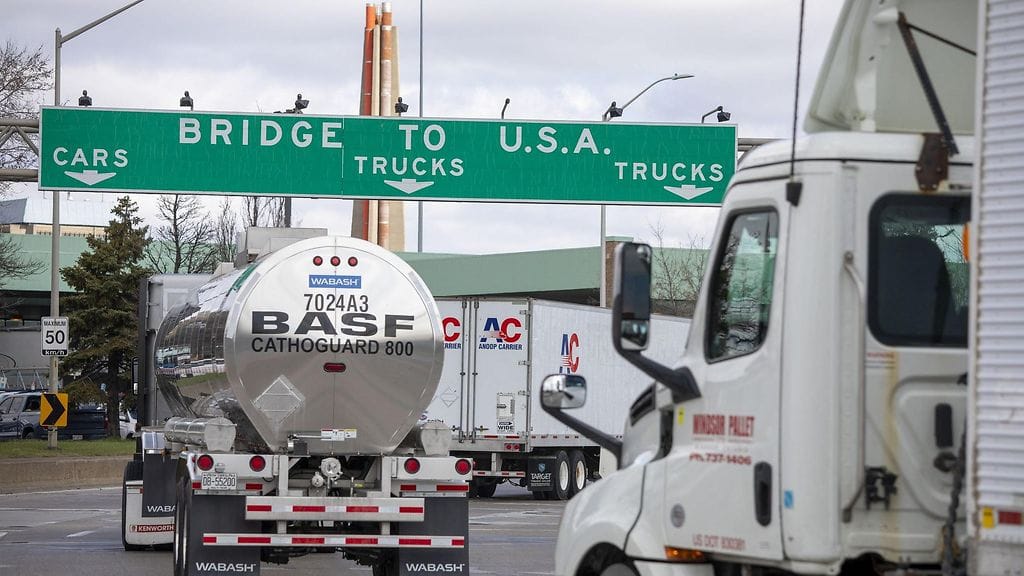 LK 1.4.2025 Kuorma-autoja matkalla Yhdysvaltoihin 1. huhtikuuta 2025 Windsorista Kanadasta huhtikuuta 2025.