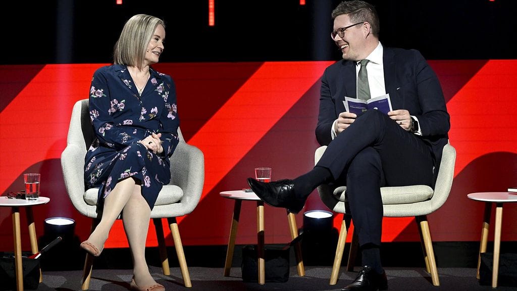 Perussuomalaisten Riikka Purra ja SDP:n Antti Lindtman ennen Ilta-Sanomien alue- ja kuntavaalien vaalitenttiä 1. huhtikuuta.