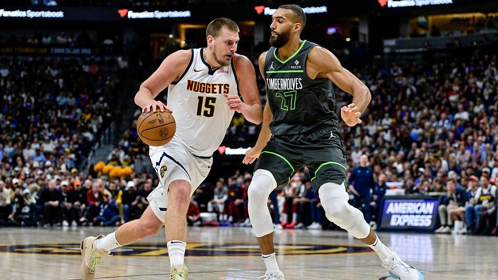 Nikola Jokic (vas.) ja Rudy Gobert taistelivat voitosta pitkän kaavan mukaan.