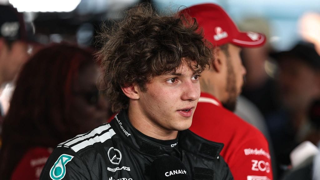 Kimi Antonelli aikoo hoitaa koulunsa loppuun vaikeuksista huolimatta.