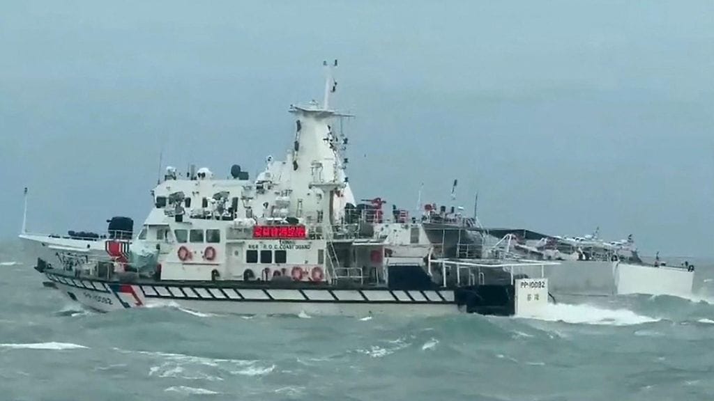 Taiwanin rannikkovartioston julkaisemassa kuvassa Taiwanin rannikkovartioston alus (edessä) ja Kiinan rannikkovartioston alus (takana) purjehtivat Matsu-saarten edustalla Taiwanissa.