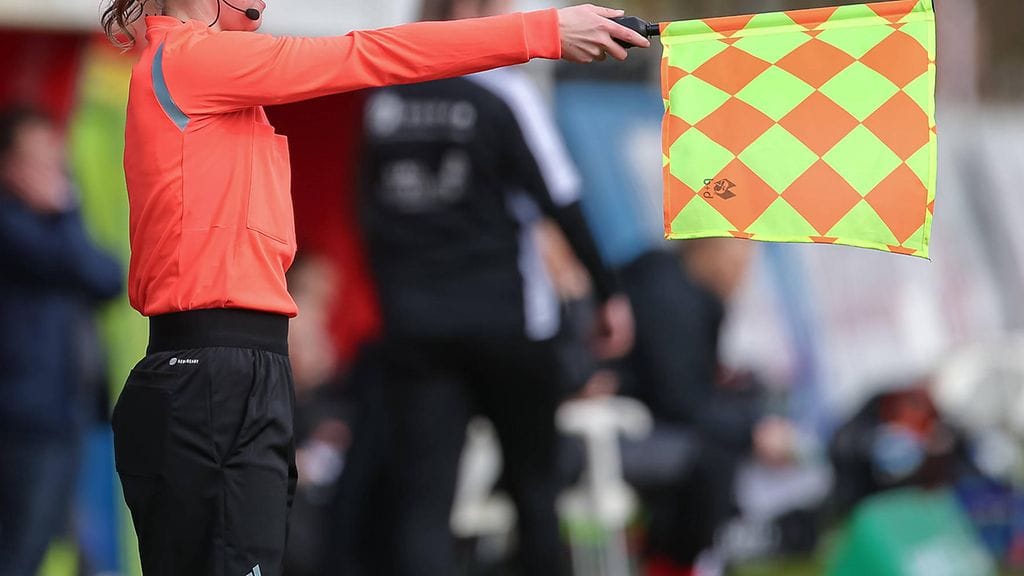 Kuvituskuva jalkapallon avustavasta erotuomarista.