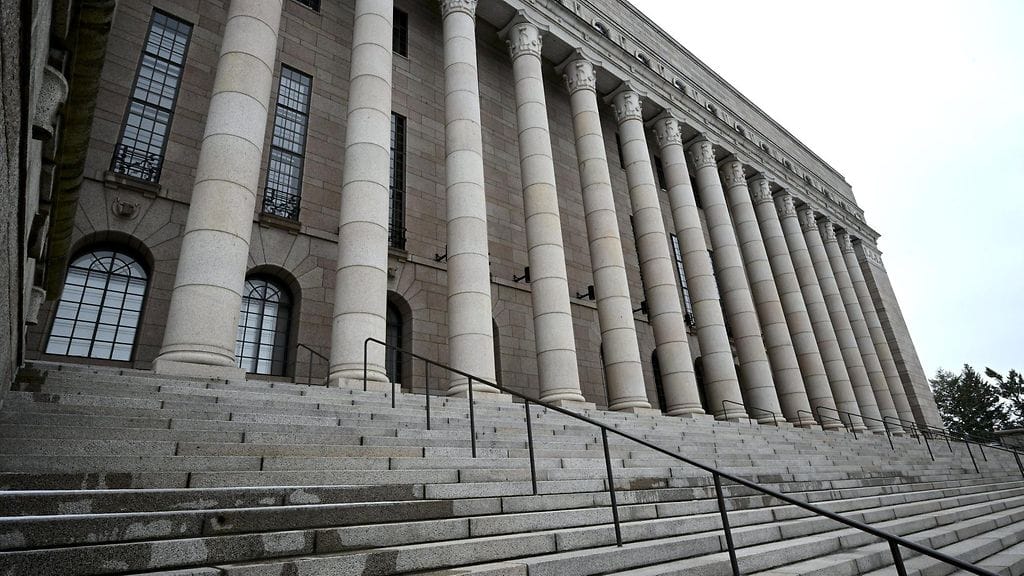 Eduskunnassa sairastuneita oli maaliskuun puolivälin paikkeilla noin 90.