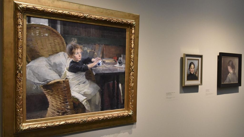 Helene Schjerfbeck maalaama Toipilas (etualalla) esillä Ateneumin taidemuseossa 13. marraskuuta 2019. Teos nähdään myös Metin näyttelyssä.