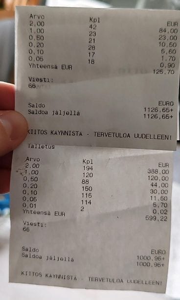 Milla Leskinen tilittää pullonpalautuskolikot talletusautomaattiin.