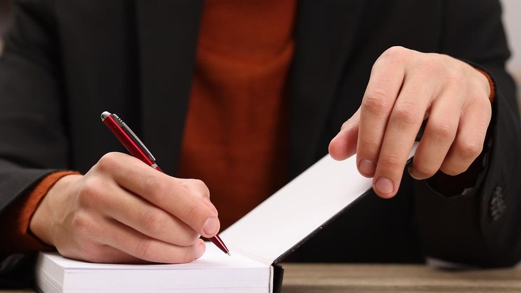 Hetki kirjakaupassa poiki miehen kirjalle yllättävää menestystä. Kuvituskuva.