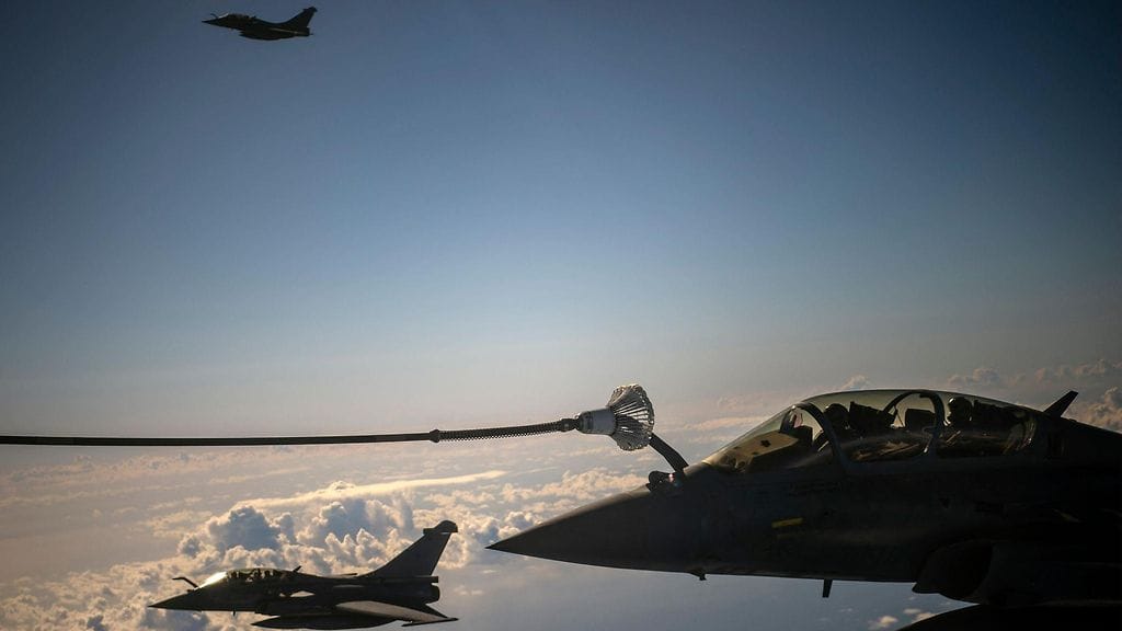 Ranskan ilmavoimien Rafale-hävittäjä tankkasi A330 Phenix MRTT -koneesta Ranskan ja Kreikan ilmavoimien järjestämän sotaharjoituksen aikana 3. helmikuuta 2021. Kuvituskuva.