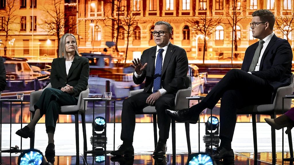 Riikka Purra (ps.), Petteri Orpo (kok.) ja Antti Lindtman (sd.) MTV:n kuntavaalitentissä huhtikuussa.