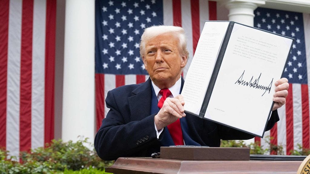 Yhdysvaltojen presidentti Donald Trump esittelee tullimääräystään Valkoisessa talossa 2. huhtikuuta.