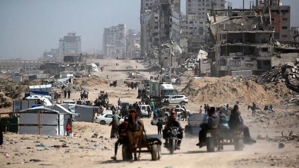 Ihmisiä kulkemassa al-Rashidin tiellä, joka on ainoa palestiinalaisalueen pohjois- ja eteläosat yhdistävä reitti.