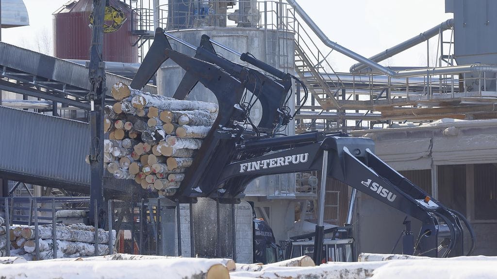UPM:n muutosneuvottelut koskevat kolmea vaneritehdasta Suomessa. Kuvassa Joensuun tehdas.