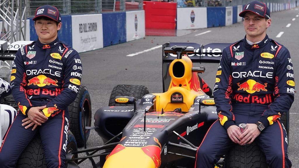 Yuki Tsunoda (vas.) ei usko saavansa ilmaisia neuvoja Max Verstappenilta.