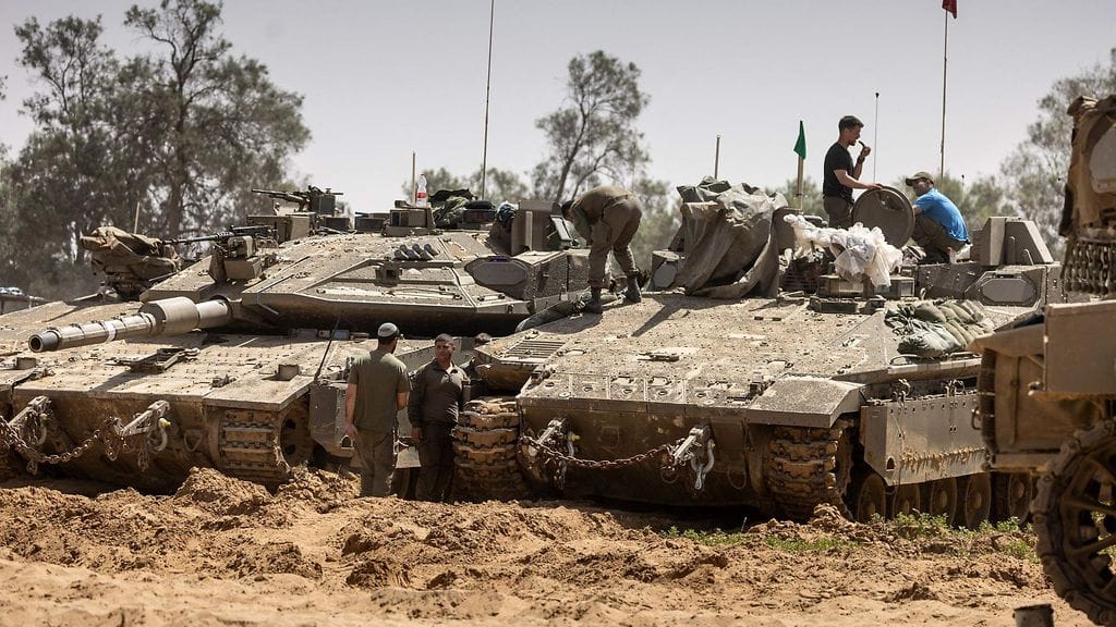 Israelin taistelupanssarivaunuja Gazan kaistan rajalla 3. huhtikuuta.