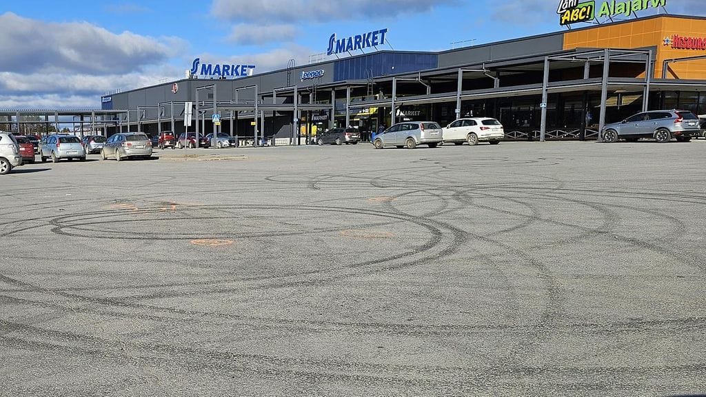 Poliisin mukaan epäilty rikos tapahtui Alajärven ABC:n pihalla varhain perjantaiaamuna.