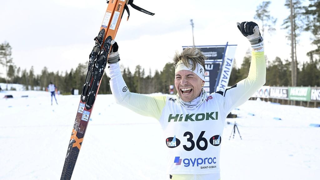 Antti Tuisku tuuletti SM-hiihtojen maalissa.