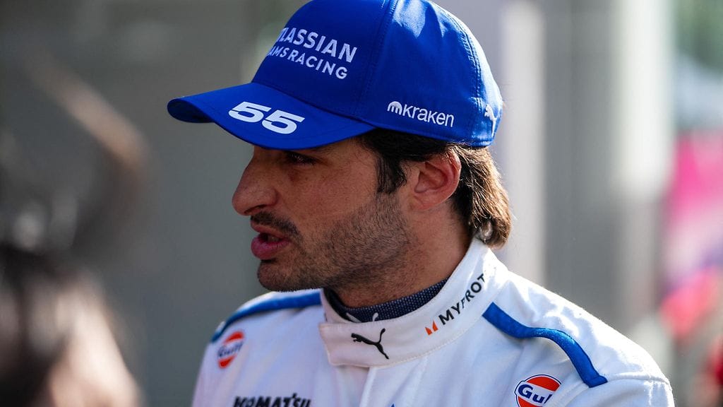 Carlos Sainz ajeli varikkopilttuun ohi.