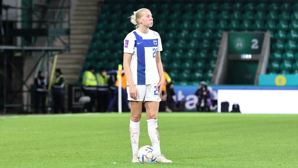 Eveliina Summanen epäonnistui rangaistuspotkussa Valko-Venäjää vastaan.