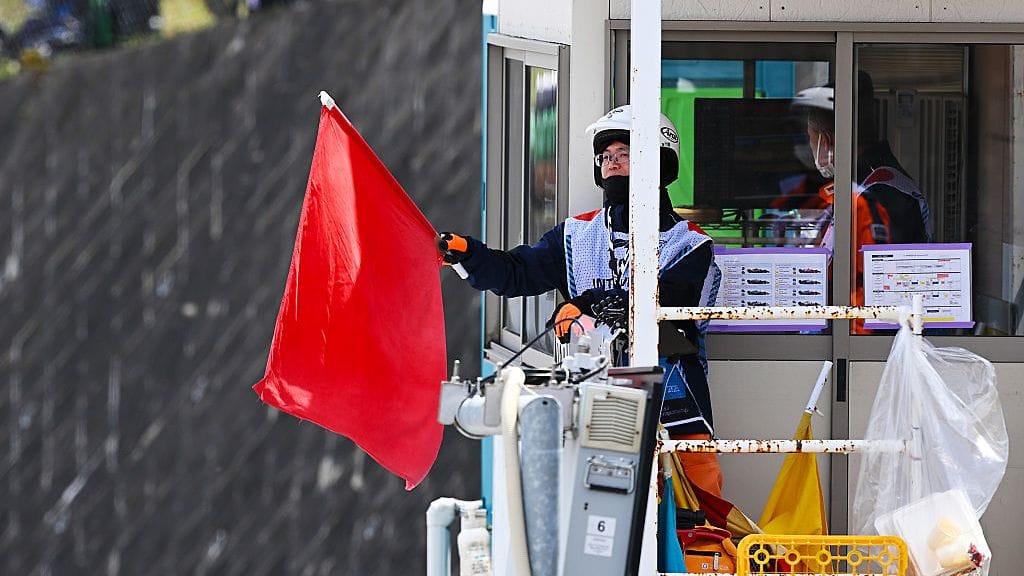 Japanin osakilpailun aika-ajot ovat keskeytyneet tulipalojen takia.