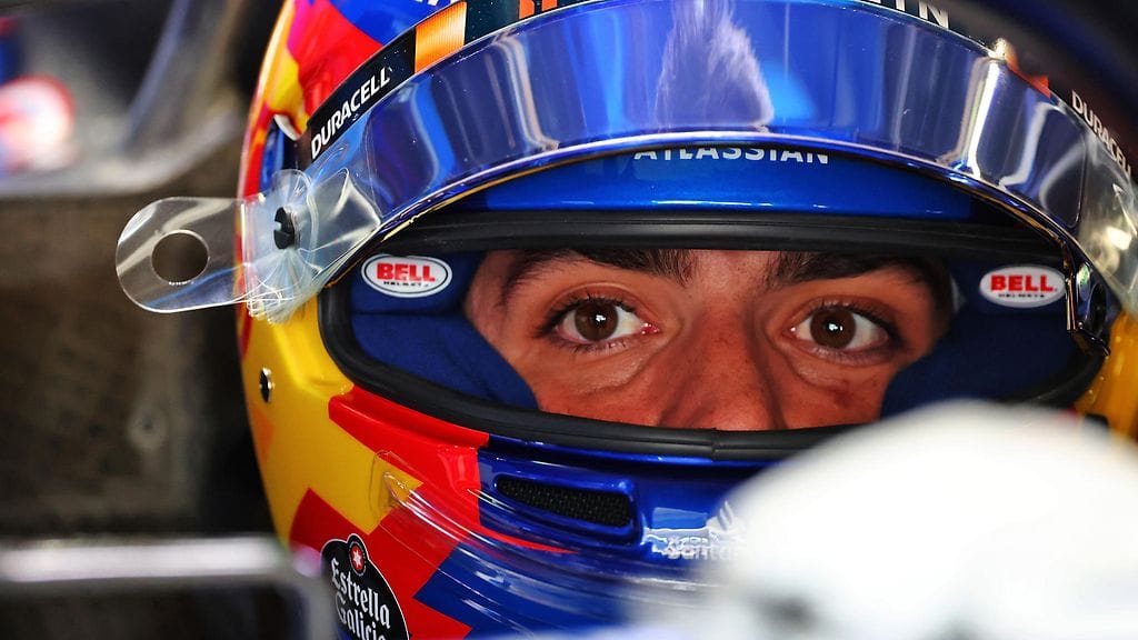 Carlos Sainz putosi kolme sijaa.